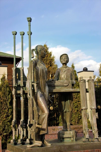 Памятник юным тулякам-оружейникам (Тула).