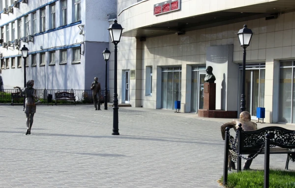 Тула. У проходной ПО «Туламашзавод». Бюст В. М. Рябикова.