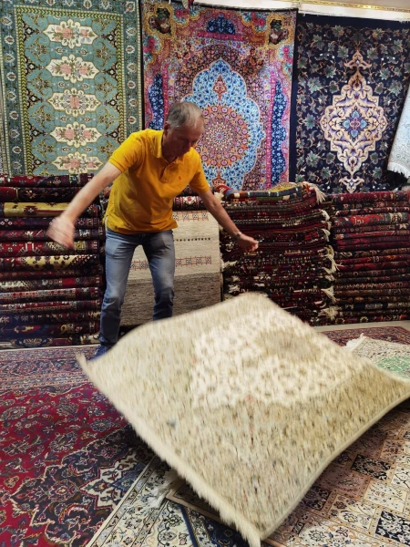 Друзья не пропускали ни один магазин с коврами