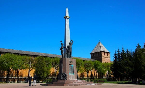 Смоленск. Площадь Победы. Памятник защитникам Смоленска. Моховая башня.
