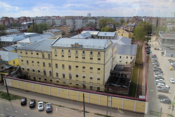Смоленск. Гранд-отель "Мегаполис" 5*. Стандартный двухместный номер! Вид из окна на 9 этаже на проспект Гагарина. Как не удивительно, но это большое бледно жёлтое здание не что иное, как Следственный изолятор № 1...