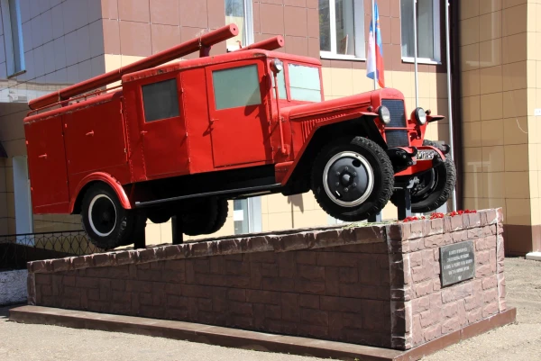 Смоленск. Пожарная часть на улице Урицкого. Памятник бойцам огненного фронта Смоленщины, погибшим в боях за Родину и на пожарах. 