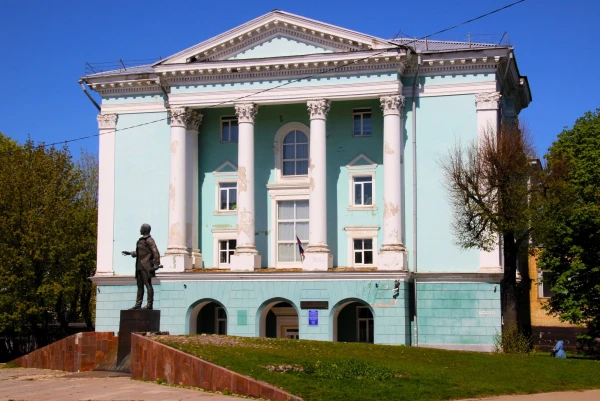 Смоленский колледж телекоммуникаций. Памятник Крыленко.