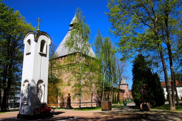 Смоленск. Мемориальный парк. Никольская башня Смоленской крепостной стены.