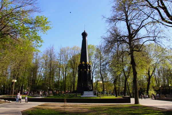 Смоленск. Лопатинский сад. Памятник защитникам Смоленска 1812 года.