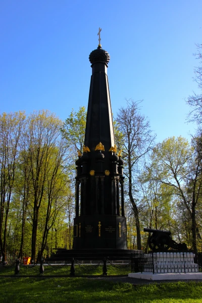 Смоленск. Лопатинский сад. Памятник защитникам Смоленска 1812 года.