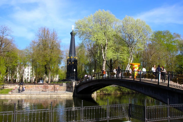 Смоленск. Лопатинский сад. Мост поцелуев.