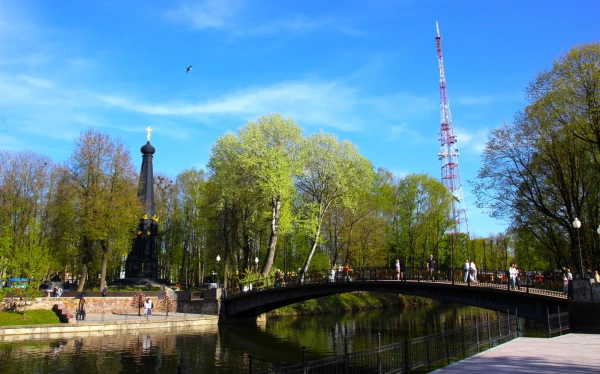 Смоленск. Лопатинский сад. Мост поцелуев.