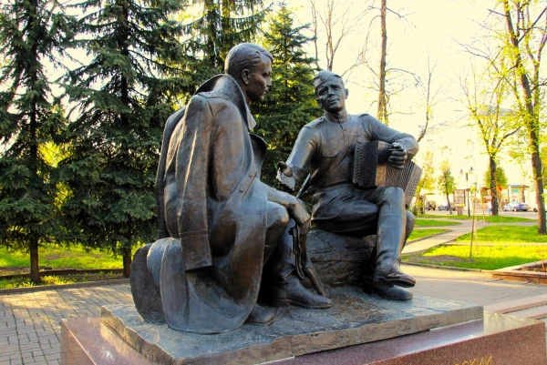 Смоленск. Памятник Александру Твардовскому и Василию Тёркину. Скульптор А. Г. Сергеев, 1995 г.