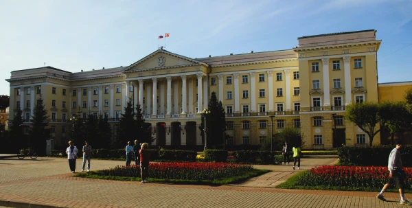 Дом Правительства (ранее Дом Советов, 1930). Здание Администрации Смоленской области.