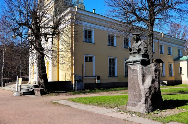 Выборг. Кирха Петра и Павла  Евангелическо-лютеранская церковь святых апостолов Петра и Павла — единственный сохранившийся лютеранский храм в Выборге. Немецкая и шведская общины города объединились в XVIII веке с целью его строительства. В 1783 году, по разрешению императрицы Екатерины II, был начат сбор пожертвований — преимущественно в Санкт-Петербурге, Риге, Нарве и Тарту.  Закладка храма состоялась в 1793 году. Строительство велось по проекту Юрия Фельтена в стиле классицизма и было завершено к 1799 году. Освящение прошло дважды: сначала — во имя святой Екатерины, затем — в честь апостолов Петра и Павла. В XIX веке в храме были установлены органы, а в 1885 году проведена реконструкция под руководством архитектора Я. Аренберга. Алтарь оформлен в стиле Людовика XIV.  После Советско-финляндской войны храм был закрыт, интерьеры и орган утрачены. В 1991 году здание было передано выборгской лютеранской общине, началось восстановление.  Построен в 1793-1799 гг.