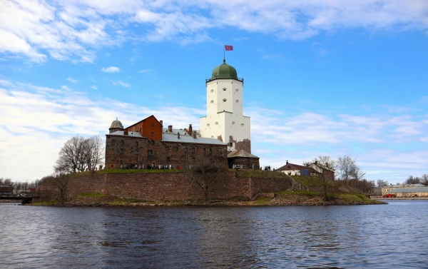 Выборгский замок (швед. Viborgs slott, фин. Viipurin linna) — средневековый замок в Выборге, до XVII века служил резиденцией шведских наместников, управлявших Выборгским леном. Находится на небольшом острове (170 х 122 м) в Финском заливе. Замок на воде является древнейшим из выборгских укреплений — он восходит к XIII веку. В России это один из немногочисленных сохранившихся памятников средневекового западноевропейского военного зодчества, в котором располагается государственный музей.