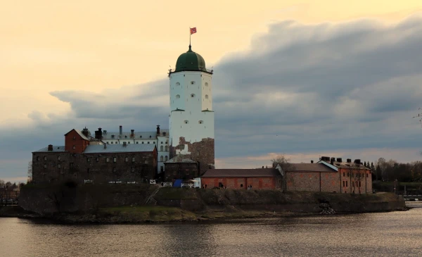 Выборгский замок (швед. Viborgs slott, фин. Viipurin linna) — средневековый замок в Выборге, до XVII века служил резиденцией шведских наместников, управлявших Выборгским леном. Находится на небольшом острове (170 х 122 м) в Финском заливе. Замок на воде является древнейшим из выборгских укреплений — он восходит к XIII веку. В России это один из немногочисленных сохранившихся памятников средневекового западноевропейского военного зодчества, в котором располагается государственный музей.