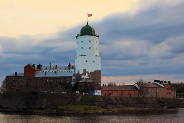 Выборгский замок (швед. Viborgs slott, фин. Viipurin linna) — средневековый замок в Выборге, до XVII века служил резиденцией шведских наместников, управлявших Выборгским леном. Находится на небольшом острове (170 х 122 м) в Финском заливе. Замок на воде является древнейшим из выборгских укреплений — он восходит к XIII веку. В России это один из немногочисленных сохранившихся памятников средневекового западноевропейского военного зодчества, в котором располагается государственный музей.