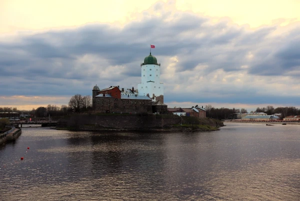 Выборгский замок (швед. Viborgs slott, фин. Viipurin linna) — средневековый замок в Выборге, до XVII века служил резиденцией шведских наместников, управлявших Выборгским леном. Находится на небольшом острове (170 х 122 м) в Финском заливе. Замок на воде является древнейшим из выборгских укреплений — он восходит к XIII веку. В России это один из немногочисленных сохранившихся памятников средневекового западноевропейского военного зодчества, в котором располагается государственный музей.