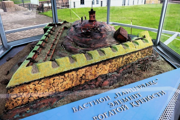 Выборг. Бастион Панцерлакс является частью Рогатской крепости, это её единственный сохранившийся бастион. Со шведского название переводится как «Панцирь залива». Возведён в 1568-1592 гг.