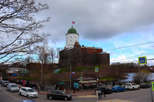 Выборгский замок (швед. Viborgs slott, фин. Viipurin linna) — средневековый замок в Выборге, до XVII века служил резиденцией шведских наместников, управлявших Выборгским леном. Находится на небольшом острове (170 х 122 м) в Финском заливе. Замок на воде является древнейшим из выборгских укреплений — он восходит к XIII веку. В России это один из немногочисленных сохранившихся памятников средневекового западноевропейского военного зодчества, в котором располагается государственный музей.