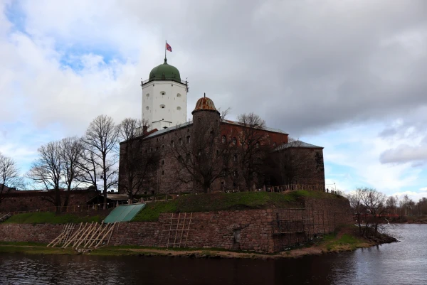 Выборгский замок (швед. Viborgs slott, фин. Viipurin linna) — средневековый замок в Выборге, до XVII века служил резиденцией шведских наместников, управлявших Выборгским леном. Находится на небольшом острове (170 х 122 м) в Финском заливе. Замок на воде является древнейшим из выборгских укреплений — он восходит к XIII веку. В России это один из немногочисленных сохранившихся памятников средневекового западноевропейского военного зодчества, в котором располагается государственный музей.