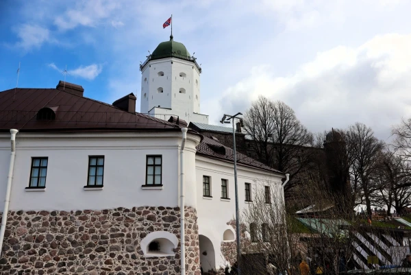 Выборгский замок (швед. Viborgs slott, фин. Viipurin linna) — средневековый замок в Выборге, до XVII века служил резиденцией шведских наместников, управлявших Выборгским леном. Находится на небольшом острове (170 х 122 м) в Финском заливе. Замок на воде является древнейшим из выборгских укреплений — он восходит к XIII веку. В России это один из немногочисленных сохранившихся памятников средневекового западноевропейского военного зодчества, в котором располагается государственный музей.