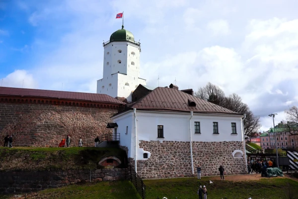 Выборгский замок (швед. Viborgs slott, фин. Viipurin linna) — средневековый замок в Выборге, до XVII века служил резиденцией шведских наместников, управлявших Выборгским леном. Находится на небольшом острове (170 х 122 м) в Финском заливе. Замок на воде является древнейшим из выборгских укреплений — он восходит к XIII веку. В России это один из немногочисленных сохранившихся памятников средневекового западноевропейского военного зодчества, в котором располагается государственный музей.