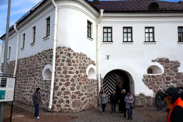 Выборгский замок (швед. Viborgs slott, фин. Viipurin linna) — средневековый замок в Выборге, до XVII века служил резиденцией шведских наместников, управлявших Выборгским леном. Находится на небольшом острове (170 х 122 м) в Финском заливе. Замок на воде является древнейшим из выборгских укреплений — он восходит к XIII веку. В России это один из немногочисленных сохранившихся памятников средневекового западноевропейского военного зодчества, в котором располагается государственный музей.