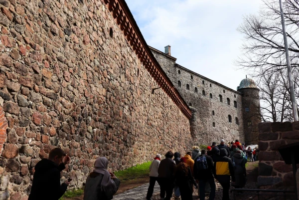 Выборгский замок (швед. Viborgs slott, фин. Viipurin linna) — средневековый замок в Выборге, до XVII века служил резиденцией шведских наместников, управлявших Выборгским леном. Находится на небольшом острове (170 х 122 м) в Финском заливе. Замок на воде является древнейшим из выборгских укреплений — он восходит к XIII веку. В России это один из немногочисленных сохранившихся памятников средневекового западноевропейского военного зодчества, в котором располагается государственный музей.