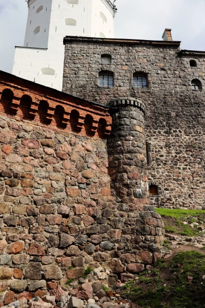Выборгский замок (швед. Viborgs slott, фин. Viipurin linna) — средневековый замок в Выборге, до XVII века служил резиденцией шведских наместников, управлявших Выборгским леном. Находится на небольшом острове (170 х 122 м) в Финском заливе. Замок на воде является древнейшим из выборгских укреплений — он восходит к XIII веку. В России это один из немногочисленных сохранившихся памятников средневекового западноевропейского военного зодчества, в котором располагается государственный музей.
