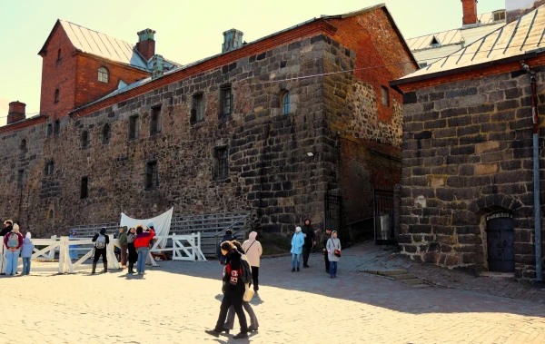 Выборгский замок (швед. Viborgs slott, фин. Viipurin linna) — средневековый замок в Выборге, до XVII века служил резиденцией шведских наместников, управлявших Выборгским леном. Находится на небольшом острове (170 х 122 м) в Финском заливе. Замок на воде является древнейшим из выборгских укреплений — он восходит к XIII веку. В России это один из немногочисленных сохранившихся памятников средневекового западноевропейского военного зодчества, в котором располагается государственный музей.