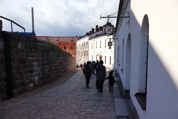 Выборгский замок (швед. Viborgs slott, фин. Viipurin linna) — средневековый замок в Выборге, до XVII века служил резиденцией шведских наместников, управлявших Выборгским леном. Находится на небольшом острове (170 х 122 м) в Финском заливе. Замок на воде является древнейшим из выборгских укреплений — он восходит к XIII веку. В России это один из немногочисленных сохранившихся памятников средневекового западноевропейского военного зодчества, в котором располагается государственный музей.