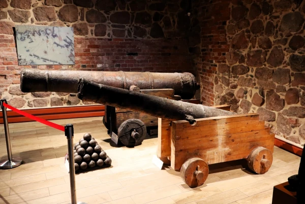 Цейхгауз. Выборгский замок (швед. Viborgs slott, фин. Viipurin linna) — средневековый замок в Выборге, до XVII века служил резиденцией шведских наместников, управлявших Выборгским леном. Находится на небольшом острове (170 х 122 м) в Финском заливе. Замок на воде является древнейшим из выборгских укреплений — он восходит к XIII веку. В России это один из немногочисленных сохранившихся памятников средневекового западноевропейского военного зодчества, в котором располагается государственный музей.