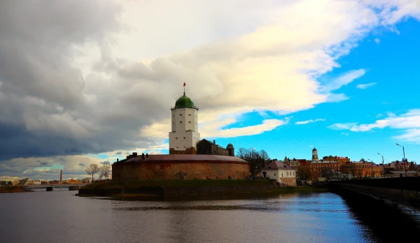 Выборгский замок (швед. Viborgs slott, фин. Viipurin linna) — средневековый замок в Выборге, до XVII века служил резиденцией шведских наместников, управлявших Выборгским леном. Находится на небольшом острове (170 х 122 м) в Финском заливе. Замок на воде является древнейшим из выборгских укреплений — он восходит к XIII веку. В России это один из немногочисленных сохранившихся памятников средневекового западноевропейского военного зодчества, в котором располагается государственный музей.
