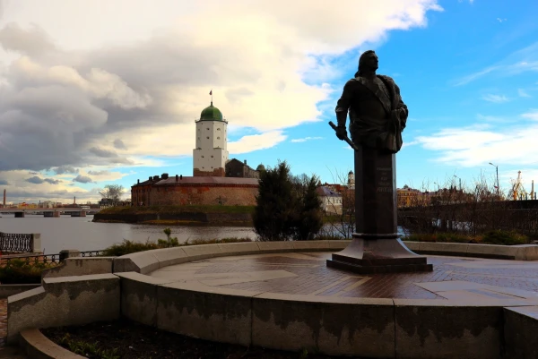 Выборгский замок. Памятник графу Фёдору Матвеевичу Апраксину. Фёдор Матвеевич Апраксин — один из основателей Армейского флота и Российского военно—морского флота, сподвижник Петра I, генерал-адмирал, первый президент Адмиралтейств-коллегии.