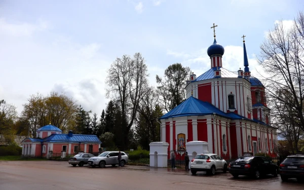 Прутня. Часовня Николая Чудотворца и Церковь Воскресения Христова.
