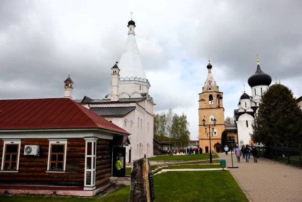 Старица. Старицкий Свято-Успенский мужской монастырь (1110 г.).