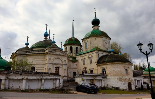 Старица. Храм Рождества Пресвятой Богородицы. Каменная трехпрестольная церковь с Пятницким (1825) и Ниловским (1806) приделами. Построена (1750-1784) вместо старой деревянной Пятницкой церкви, которая в свою очередь, была поставлена вместо древней Борисоглебской церкви на торговой площади. В советское время закрыта.