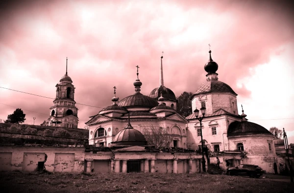 Старица. Храм Рождества Пресвятой Богородицы. Каменная трехпрестольная церковь с Пятницким (1825) и Ниловским (1806) приделами. Построена (1750-1784) вместо старой деревянной Пятницкой церкви, которая в свою очередь, была поставлена вместо древней Борисоглебской церкви на торговой площади. В советское время закрыта.
