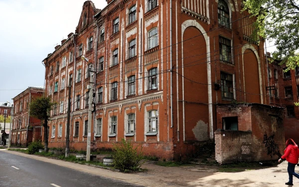 Тверь. Двор Пролетарки (Морозовский городок, Морозовские казармы) — историко-архитектурный комплекс общественных, промышленных и хозяйственных зданий, построенных на тогдашней западной окраине Твери для «Товарищества Тверской мануфактуры» в 1858 — 1913 годах. Заказчиками большинства зданий были владельцы фабрики Морозовы.
