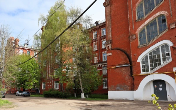 Тверь. Двор Пролетарки (Морозовский городок, Морозовские казармы) — историко-архитектурный комплекс общественных, промышленных и хозяйственных зданий, построенных на тогдашней западной окраине Твери для «Товарищества Тверской мануфактуры» в 1858 — 1913 годах. Заказчиками большинства зданий были владельцы фабрики Морозовы.