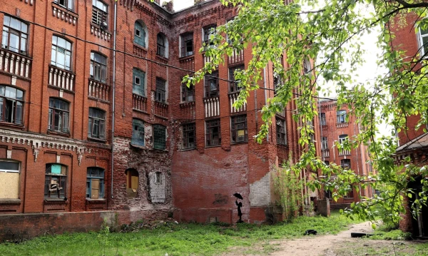 Тверь. Двор Пролетарки (Морозовский городок, Морозовские казармы) — историко-архитектурный комплекс общественных, промышленных и хозяйственных зданий, построенных на тогдашней западной окраине Твери для «Товарищества Тверской мануфактуры» в 1858 — 1913 годах. Заказчиками большинства зданий были владельцы фабрики Морозовы.