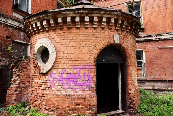Тверь. Двор Пролетарки (Морозовский городок, Морозовские казармы) — историко-архитектурный комплекс общественных, промышленных и хозяйственных зданий, построенных на тогдашней западной окраине Твери для «Товарищества Тверской мануфактуры» в 1858 — 1913 годах. Заказчиками большинства зданий были владельцы фабрики Морозовы.
