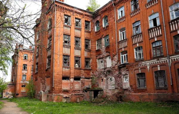 Тверь. Двор Пролетарки (Морозовский городок, Морозовские казармы) — историко-архитектурный комплекс общественных, промышленных и хозяйственных зданий, построенных на тогдашней западной окраине Твери для «Товарищества Тверской мануфактуры» в 1858 — 1913 годах. Заказчиками большинства зданий были владельцы фабрики Морозовы.