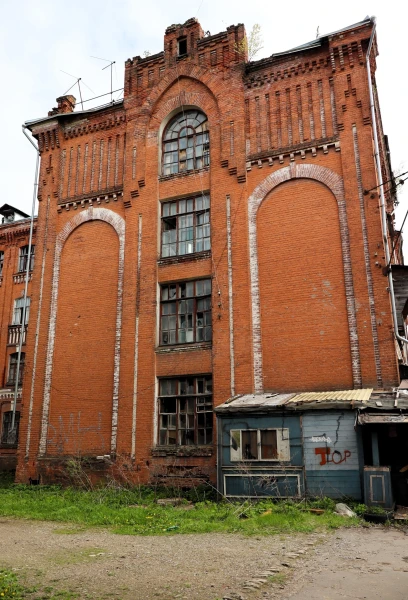 Тверь. Двор Пролетарки (Морозовский городок, Морозовские казармы) — историко-архитектурный комплекс общественных, промышленных и хозяйственных зданий, построенных на тогдашней западной окраине Твери для «Товарищества Тверской мануфактуры» в 1858 — 1913 годах. Заказчиками большинства зданий были владельцы фабрики Морозовы.