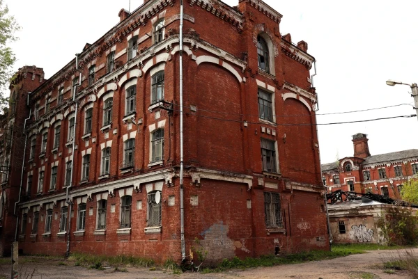 Тверь. Двор Пролетарки (Морозовский городок, Морозовские казармы) — историко-архитектурный комплекс общественных, промышленных и хозяйственных зданий, построенных на тогдашней западной окраине Твери для «Товарищества Тверской мануфактуры» в 1858 — 1913 годах. Заказчиками большинства зданий были владельцы фабрики Морозовы.