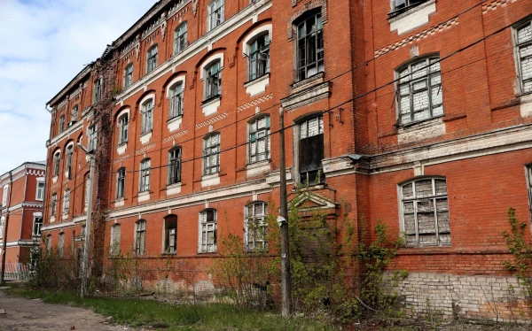 Тверь. Двор Пролетарки (Морозовский городок, Морозовские казармы) — историко-архитектурный комплекс общественных, промышленных и хозяйственных зданий, построенных на тогдашней западной окраине Твери для «Товарищества Тверской мануфактуры» в 1858 — 1913 годах. Заказчиками большинства зданий были владельцы фабрики Морозовы.
