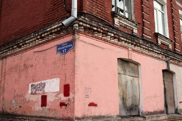 Тверь. Двор Пролетарки (Морозовский городок, Морозовские казармы) — историко-архитектурный комплекс общественных, промышленных и хозяйственных зданий, построенных на тогдашней западной окраине Твери для «Товарищества Тверской мануфактуры» в 1858 — 1913 годах. Заказчиками большинства зданий были владельцы фабрики Морозовы.