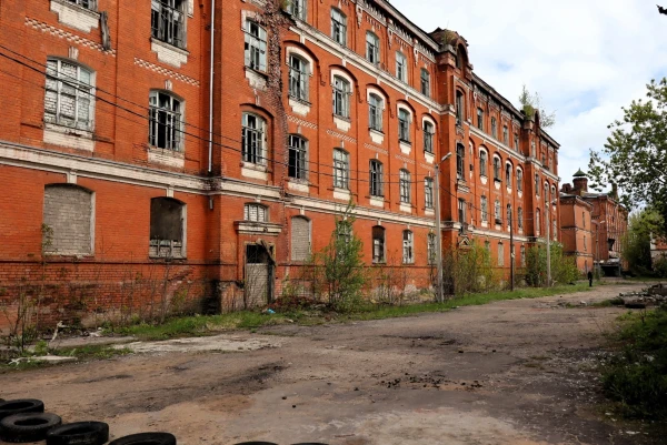 Тверь. Двор Пролетарки (Морозовский городок, Морозовские казармы) — историко-архитектурный комплекс общественных, промышленных и хозяйственных зданий, построенных на тогдашней западной окраине Твери для «Товарищества Тверской мануфактуры» в 1858 — 1913 годах. Заказчиками большинства зданий были владельцы фабрики Морозовы.