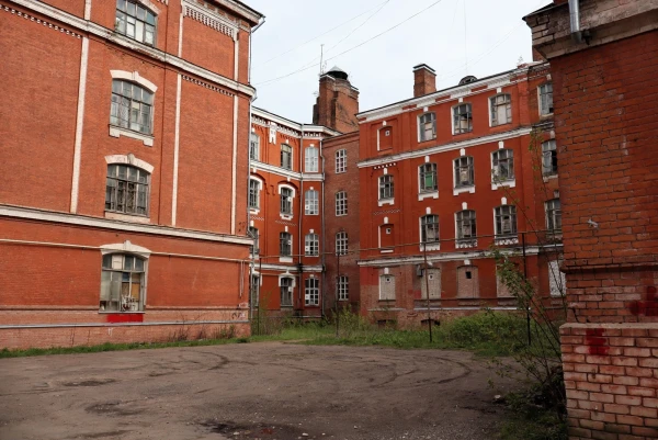 Тверь. Двор Пролетарки (Морозовский городок, Морозовские казармы) — историко-архитектурный комплекс общественных, промышленных и хозяйственных зданий, построенных на тогдашней западной окраине Твери для «Товарищества Тверской мануфактуры» в 1858 — 1913 годах. Заказчиками большинства зданий были владельцы фабрики Морозовы.