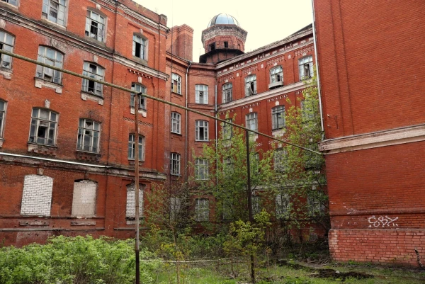 Тверь. Двор Пролетарки (Морозовский городок, Морозовские казармы) — историко-архитектурный комплекс общественных, промышленных и хозяйственных зданий, построенных на тогдашней западной окраине Твери для «Товарищества Тверской мануфактуры» в 1858 — 1913 годах. Заказчиками большинства зданий были владельцы фабрики Морозовы.