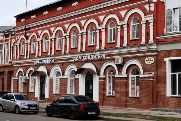 Тверь. Двор Пролетарки (Морозовский городок, Морозовские казармы) — историко-архитектурный комплекс общественных, промышленных и хозяйственных зданий, построенных на тогдашней западной окраине Твери для «Товарищества Тверской мануфактуры» в 1858 — 1913 годах. Заказчиками большинства зданий были владельцы фабрики Морозовы.