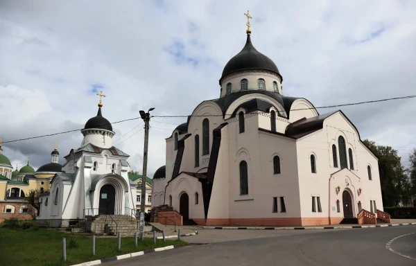 Тверской Христорождественский женский монастырь. Церковь Царственных Страстотерпцев и Кафедральный собор Воскресения Словущего.